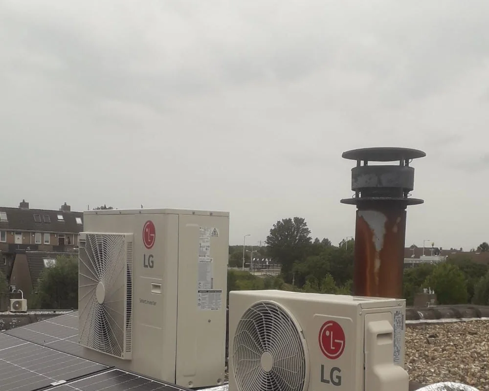 Twee LG Smart Inverter buitenunits, door Faiko geïnstalleerd op een dak